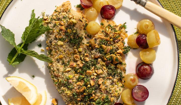 Filetto Di Pesce Con Pistacchi Americani E Uva