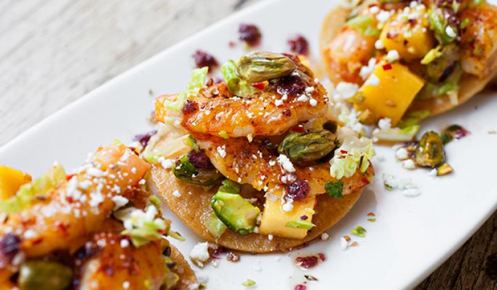 Tostada di gamberi di campagna con salsa al pistacchio di mango