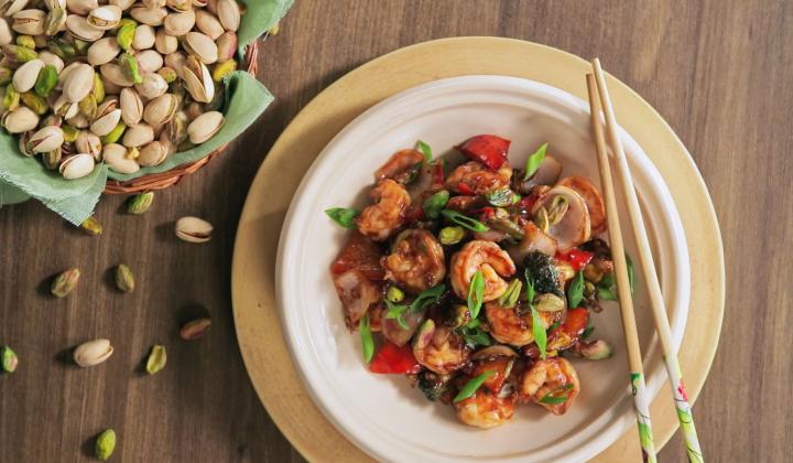 Gamberi cotti con metodo "stir-fry" e pistacchi americani